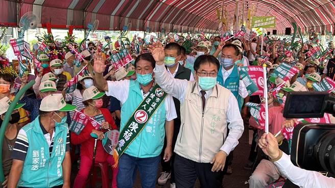 陳福慶競選總部成立大造勢，台南市長黃偉哲陪同陳福慶一起進場。（陳福慶陣營提供／程炳璋台南傳真）