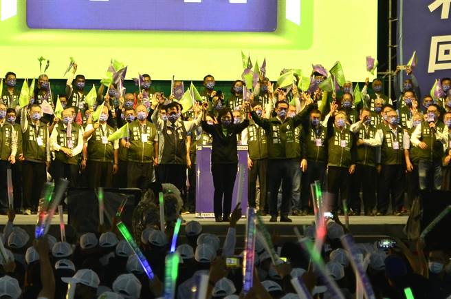 蔡英文总统（中）和桃园市长郑文灿、党籍桃园市长候选人郑运鹏一起高喊「冻蒜」。（赖佑维摄）