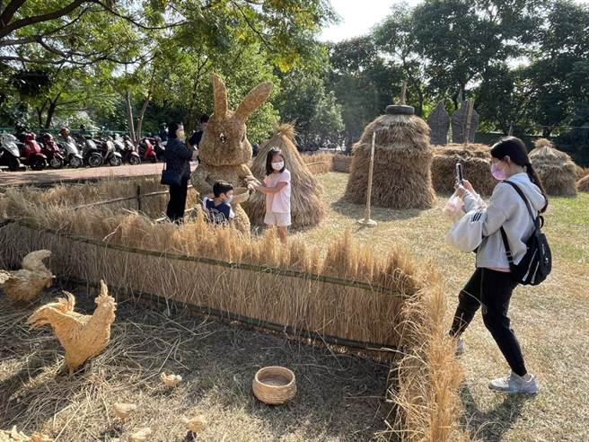稻草手工編織的裝置藝術，展現古早農家生活場景。（楊靜茹攝）