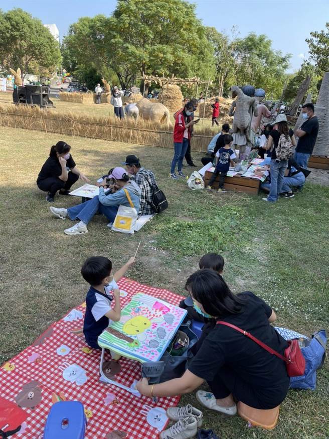 「2022稻草工藝文化節」開幕日，舉辦稻草風情畫寫生比賽。（楊靜茹攝）