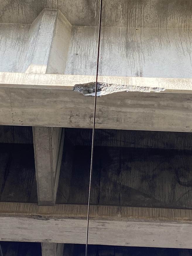 台铁隆田至善化间今日下午1时许发生电车线断落事故，经查元凶疑为上方陆桥的水泥块脱落所致。（台铁提供／陈佑诚传真）