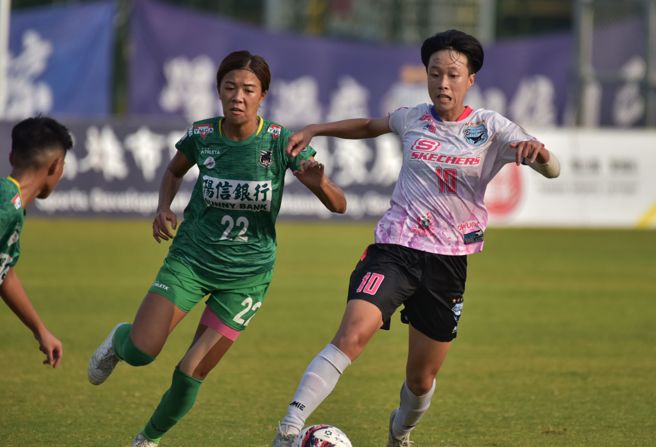 台中蓝鲸前锋苏育萱（右）在本季木兰联赛最终战贡献2进球2助攻，在射手榜并居领先。（中华足协提供）
