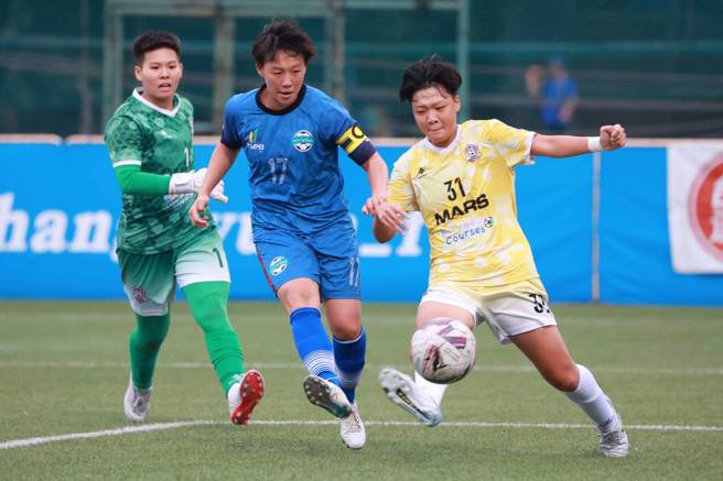 台北熊讚谢宜玲（中）率先攻破桃园战神大门。（中华足协提供）