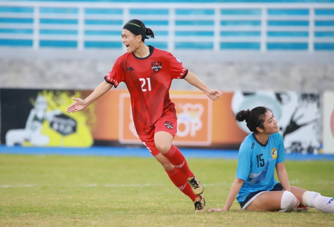 林凯玲（左）率先攻破新北航源大门，助花莲力保不败之身。（中华足协提供）