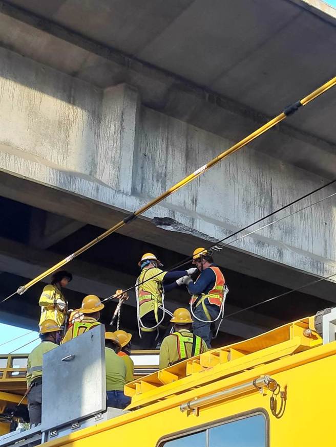 台铁隆田至善化间今日下午1时许发生电车线断落事故，经查元凶疑为上方陆桥的水泥块脱落所致。（台铁提供／陈佑诚传真）
