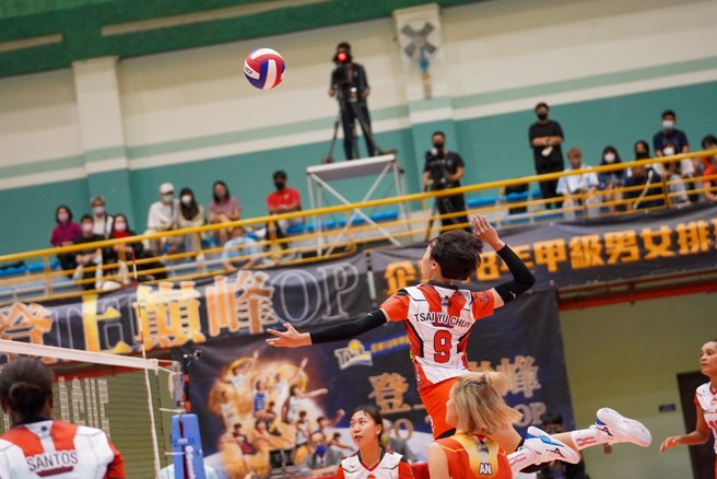 极速超跑蔡幼群高高跳起准备扣杀。(中华排协提供)