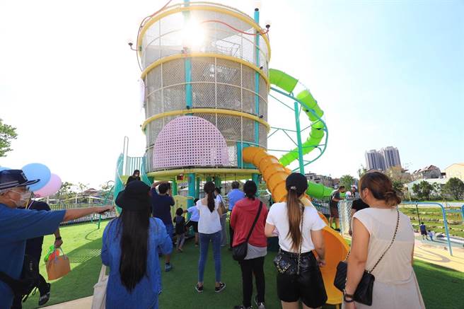 马卡龙公园设施丰富，更有全台公园最高溜滑梯，各项游戏设施皆符合儿童游戏场CNS国家标准，家长可以安心。（中市府提供／潘虹恩台中传真）