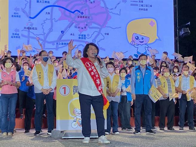 嘉義市長黃敏惠激憤疾呼「還嘉義市輕軌建設」。（廖素慧攝）