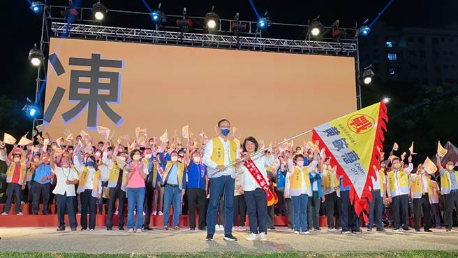 國民黨主席朱立倫授戰旗給嘉義市長黃敏惠。（廖素慧攝）