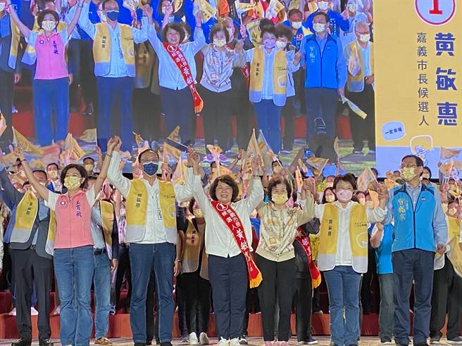 國民黨主席朱立倫、台中市長盧秀燕、嘉義市長黃敏惠、嘉義縣長候選人王育敏及全場支持者高呼「全壘打、凍蒜」。（廖素慧攝）