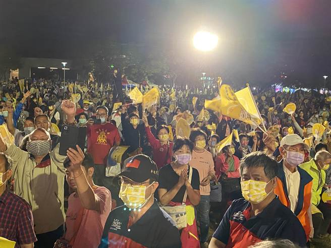全場支持者搖旗吶喊凍蒜，聲勢高昂。（廖素慧攝）