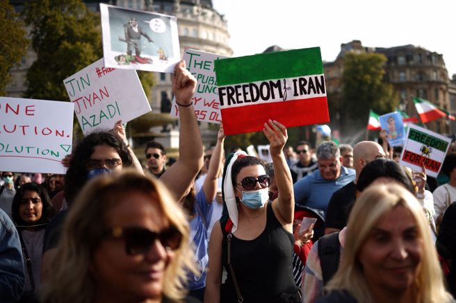 自從22歲庫德族女子艾米尼（Mahsa Amini）上月在遭道德警察拘留期間死亡以來，伊朗便陷入抗議風潮。 (圖/路透社) 