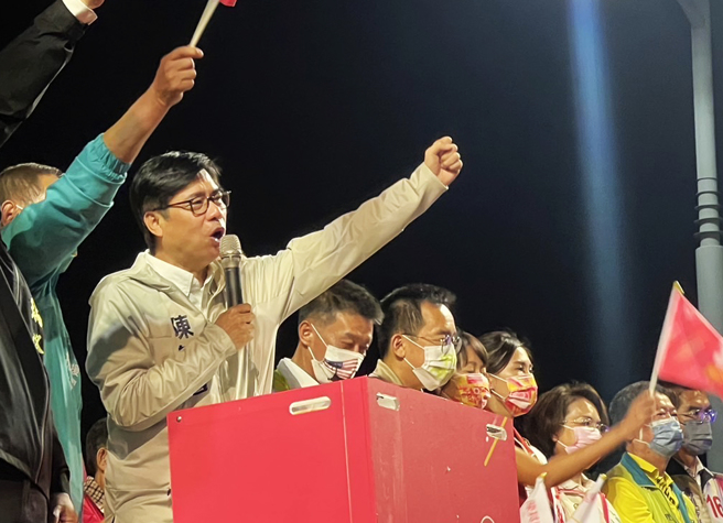 高雄市长陈其迈今（29）日就在脸书上列出各大政绩表示，「这两年，我们持续拚！」甚至更喊话「未来4年，更是高雄的发展关键时刻」。（取自陈其迈脸书）