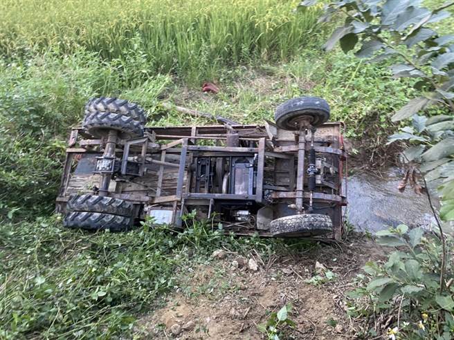 台南市白河区一名年约80岁老妇，29日驾驶农用搬运车时，不慎翻覆摔落约1.5公尺深的水田。（读者提供／张毓翎台南传真）