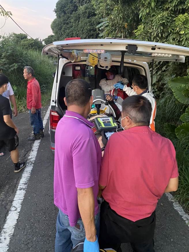 消防人员动员义消等人力将老妇搬运上来，送往柳营奇美医院救治，可惜仍回天乏术。（读者提供／张毓翎台南传真）