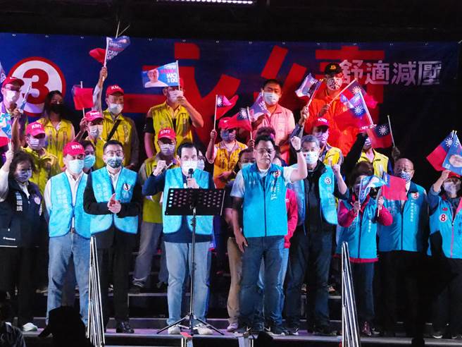 国民党新竹市长候选人林耕仁29日在慈云路夜市举办「繁荣新竹、携手向前」东区大型造势活动，前总统马英九（中）等蓝营重量级人士都到场力挺。（陈育贤摄）