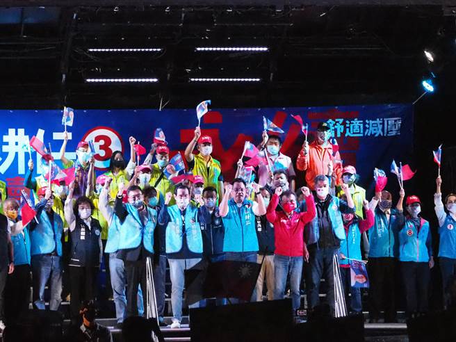 国民党新竹市长候选人林耕仁29日在慈云路夜市举办「繁荣新竹、携手向前」东区大型造势活动，前总统马英九（中）等蓝营重量级人士都到场力挺。（陈育贤摄）