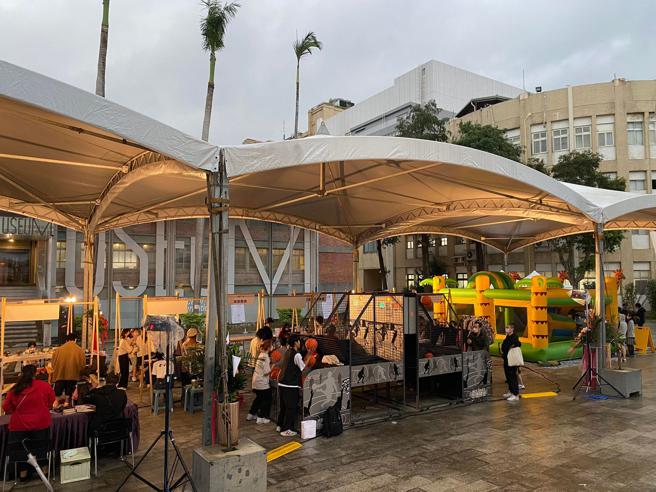 臺艺大第67届校庆园游会，虽雨中举行，不减民眾热情。(实习记者刘乡雨摄)
