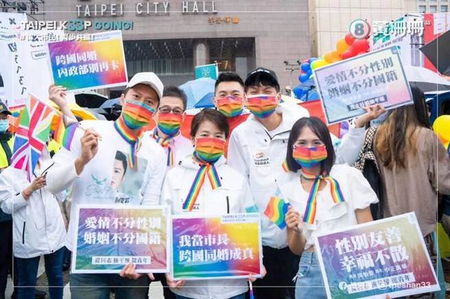 同志大遊行今年迎來20周年，無黨籍台北市長候選人黃珊珊現身遊行現場，以行動力挺同志友善。（取自黃珊珊臉書）