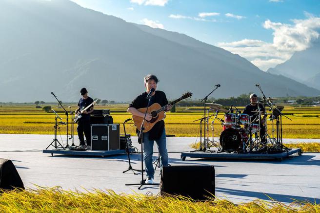 （秋收稻穗艺术节今(29)日在池上如期开唱，是918花东强震后首个大型活动，图为歌手周华健演出。图／台湾好基金会）