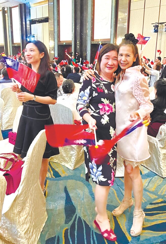 藝術家陳玉庭（右）日前受邀，出席中華民國駐新加坡外交人員晚宴。圖／陳玉庭提供