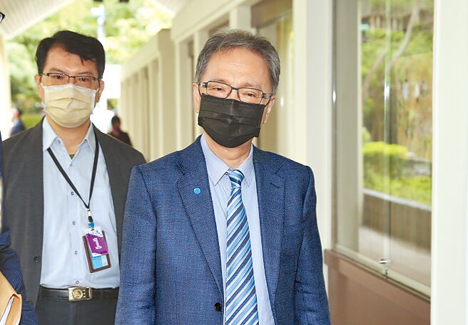 高端疫苗中資疑雲仍未解決，衛福部長薛瑞元（圖）卻帶著指揮中心團隊前往陳時中競選總部，遭外界質疑，薛表示雙方只是見面互相慰勞，並沒有開會。（姚志平攝）