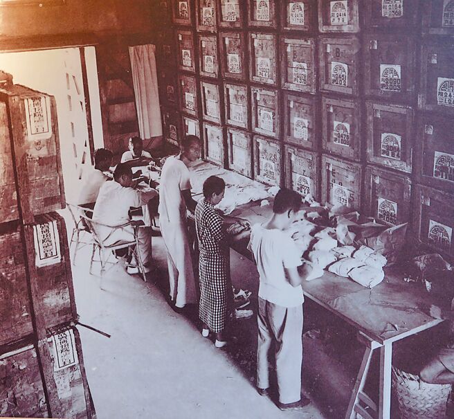 图为北沟故宫时期，整理文物情形。（翻摄自「北沟传奇－故宫文物迁台后早期岁月」特展）