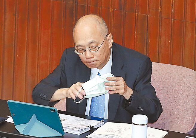 故宫3件文物损坏，立委要求行政院究责，故宫博物院长吴密察须下台负责。（姚志平摄）