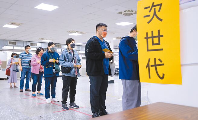 图为民眾到接种站施打疫苗。（本报资料照片）