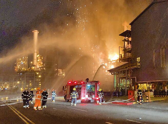 中油高雄大林炼油厂27日晚间10时35分左右发生火警，大量浓烟直窜天际。（高雄市政府提供）