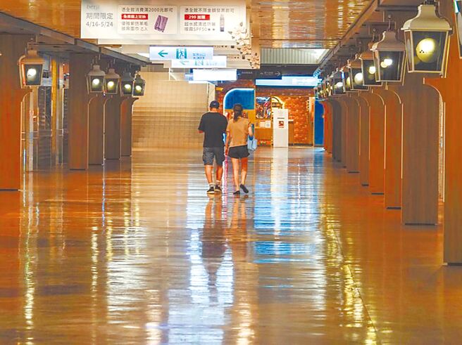 诚品生活公司原先取得台北车站K区地下街经营权，却提前解约，如今诚品集团又以100％持有的另一家公司投标。图为诚品K区。（本报资料照片）