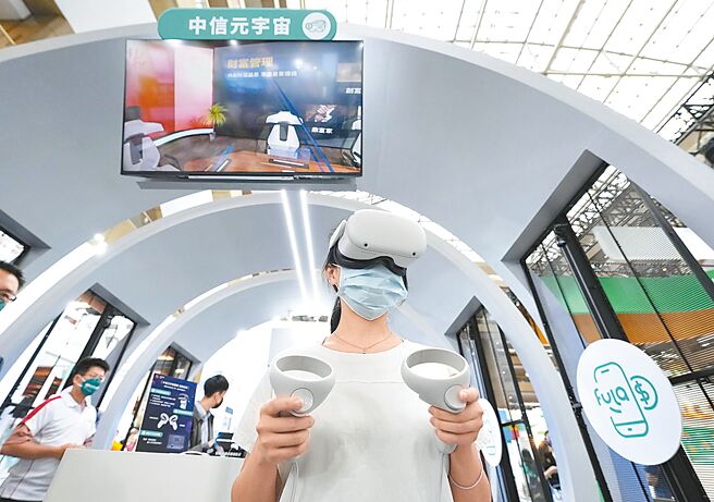 中信金控引领民眾戴上VR头盔，首度曝光「元宇宙分行」，在虚拟世界中体验不同空间的分行场景。（中信金控提供）
