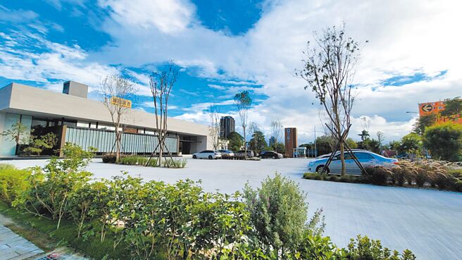 新泰塭仔圳重划区近来陆续有新案推出，其中以豪宅建商华固建设推出的「华固一庄」最吸睛。28坪至47坪规画，买气热络。（王莫昀摄）