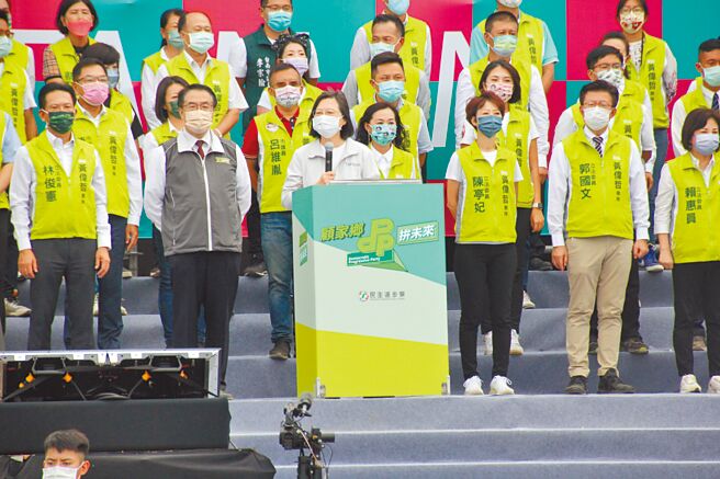 台南市长黄伟哲日前在竞选总部成立造势中，只有蔡英文总统站台，不见副总统赖清德，遭蓝营着墨成英派与赖清德的心结问题。（程炳璋摄）
