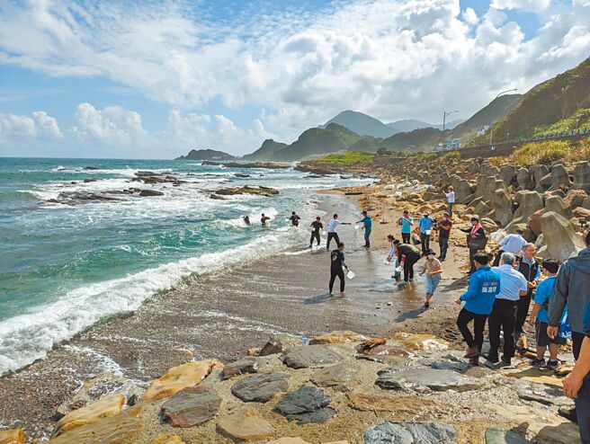 基隆区渔会、台电公司共同举办鱼苗放流，吸引许多民眾与学子一起合作传递鱼苗放流入海。（张志康摄）