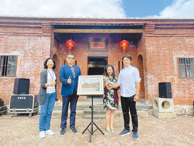 「北投赖氏祖厝」28日举办开幕活动，特别邀请旅游画家简文仁展出油画作品，左起为北市地政局长张治祥、北市文化局副局长田玮、影拾文创董事长萧绣敏、旅游画家简文仁。（台北市文化局提供／张芷瑜台北传真）