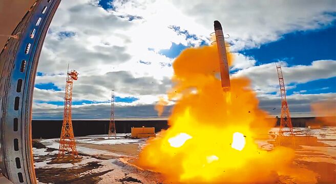 俄罗斯总统普丁27日发表外交政策演说，并在演说问答环节中表明，俄罗斯从未主动说过可能对乌克兰动用核武。图为俄国「萨尔马特」（Sarmat）式洲际弹道飞弹。（摘自俄罗斯国防部）