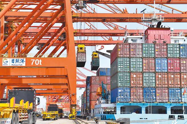 GDP是最广泛用来衡量一国经济实力的数据，但GDP的定义十分松散，其所传递的讯息，若不细加推敲就直接认定，恐常会导致误解，与事实相去甚远。示意图为山东日照港。（新华社）