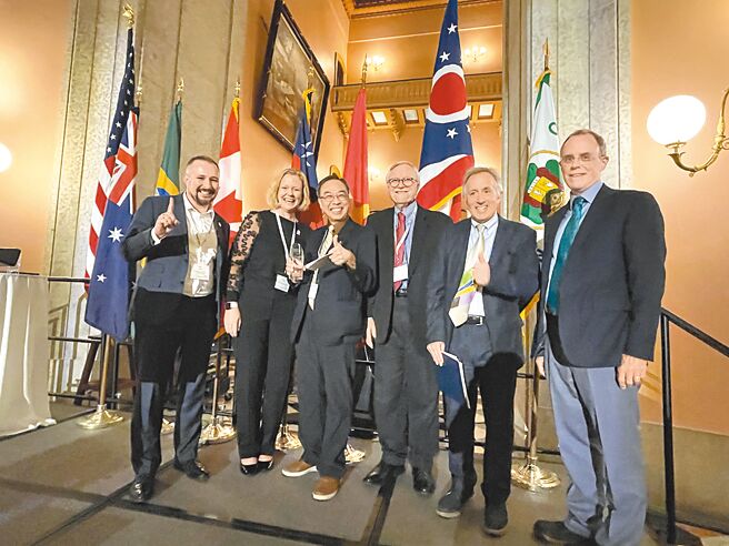 新北勇夺全球第一智慧城市首奖，研考会主任秘书曾招雄（左三）赴美代表领奖。（新北市研考会提供／陈慰慈新北传真）