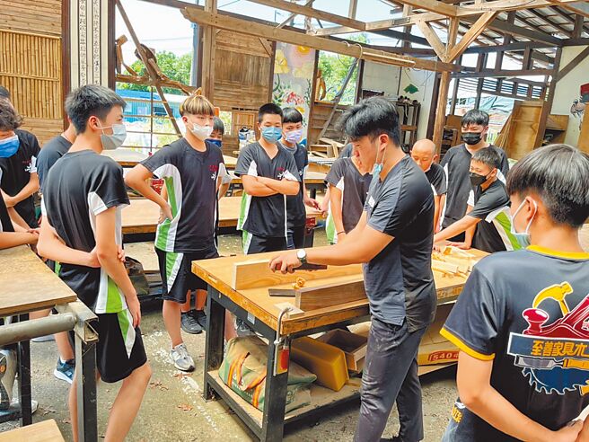 桃园市至善高中成立家具木工科，盼协助大溪的木艺老师傅传承，成为北部唯一有木工科的高中职。（桃园市教育局提供／陈梦茹桃园传真）
