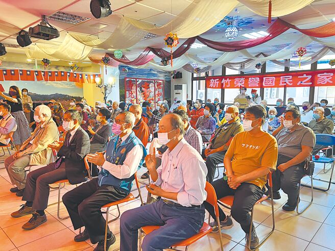 为庆祝荣民节，中视慈善爱心基金会主办「让爷奶成为心中的宝」公益演唱会，28日下午在新竹荣民之家盛大举行，台下听眾听得如痴如醉。（王惠慧摄）