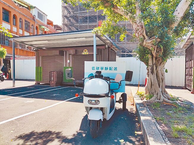 桃園市大溪低碳寧靜轉運站與物流業者合作，在站內卸貨並由綠能運具配送到老城區商家，但卻引來民眾與遊客抱怨，部分停車空間因此消失，對生活與觀光造成不便。（陳治文提供／蔡明亘桃園傳真）