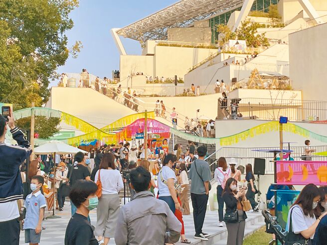 台南市森山市集登场前5个小时就已有民眾排队等待，直到开始入场时，排队人数已经超过4000人。	（李俊淇摄）