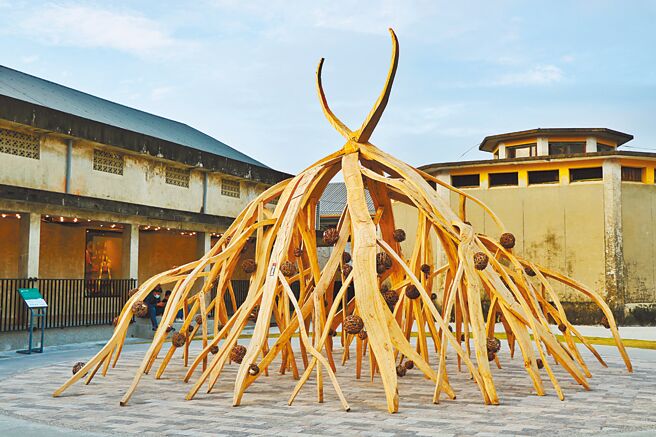 嘉义县中埔谷仓园区展出《月弯下的祝福》大型装置艺术。（嘉义县政府提供／廖素慧嘉县传真）