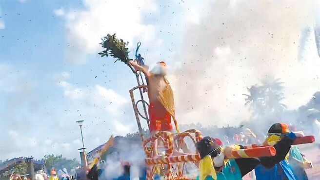 台东元宵重头戏炸寒单逐年失色，蓝绿台东市长候选人纷纷出招抢攻宫庙票源。（本报资料照片）