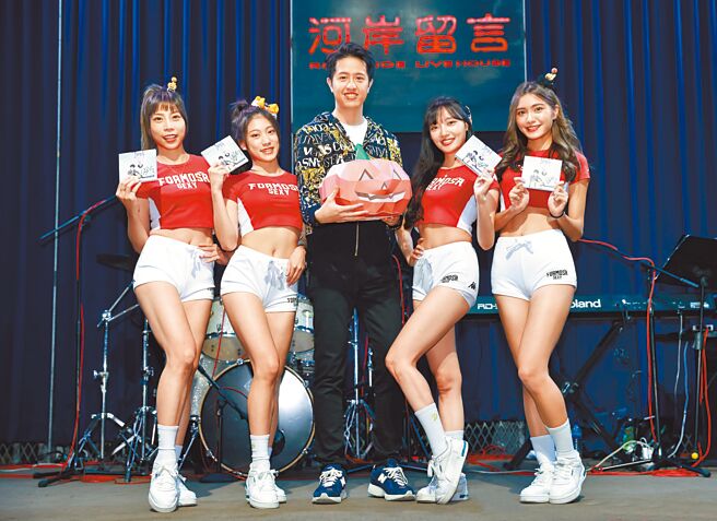 莫凡新（中）昨办音乐会获火辣啦啦队应援。（无限延伸音乐提供）