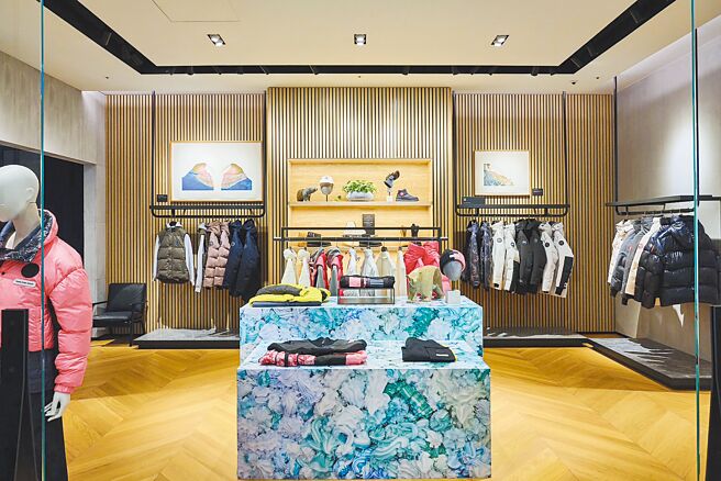 Canada Goose以徐震「Under Heaven」艺术图腾化作店装的一部分。（吴松翰摄）