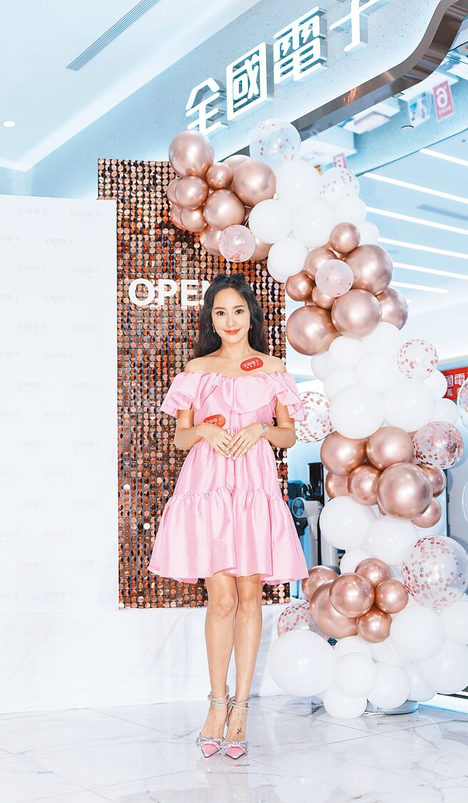 全國電子首家信義區百貨店「微風南山店」昨正式開幕，關穎受邀擔任剪綵開箱嘉賓。（吳松翰攝）