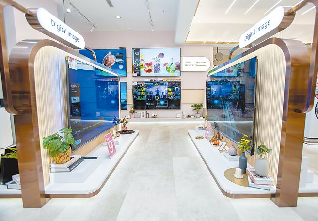 全國電子「微風南山店」店裝設計與過往不同，商品以奢華精緻方式陳列。（吳松翰攝）