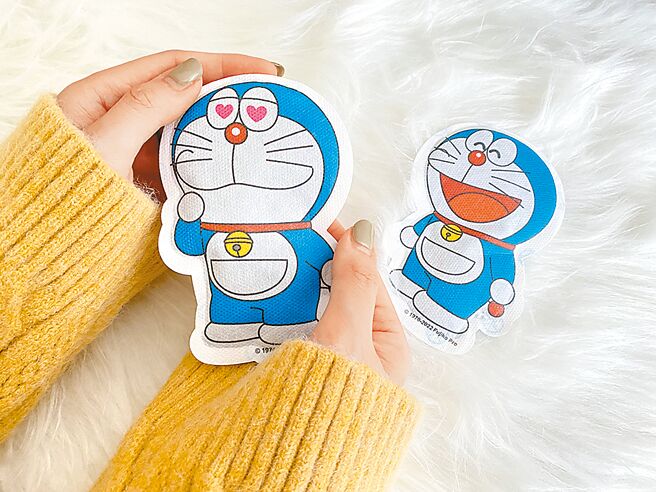 莱尔富「哆啦A梦手握式12h暖暖包」，不只迅速发热暖手，吸睛外型也能疗癒视觉。（莱尔富提供）
